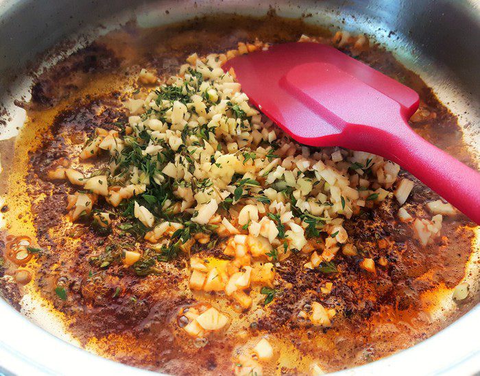 Курочка с паприкой и шпинатом с соусом из белого вина и тимьяна