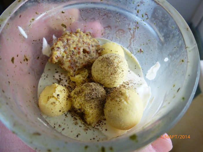 Горячий бутерброд с колбасой и сметанным соусом