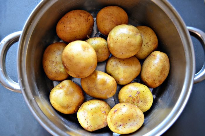 Салат из картофеля и черемши