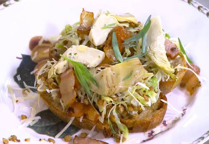 Тосты с чечевицей и капустой 