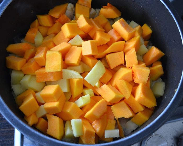 Куриное рагу с тыквой и яблоками