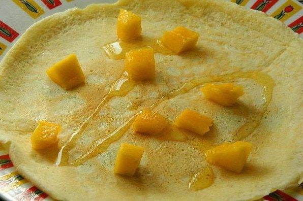 Медовые блины с манго и мятой