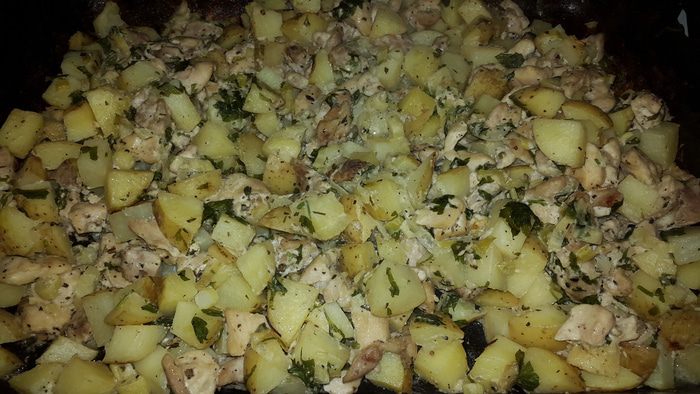 Курица, запеченная с молодым картофелем, луком-пореем и сыром лабне
