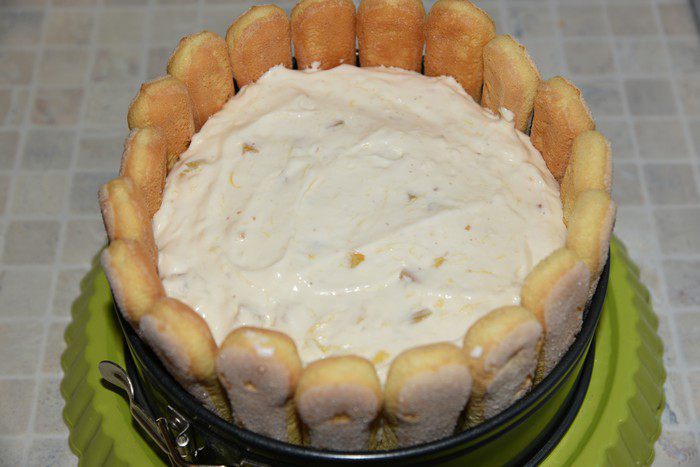 Шарлотта с манго