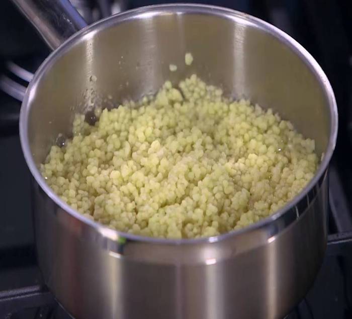 Кускус с баклажаном, цукини и перцем чили 