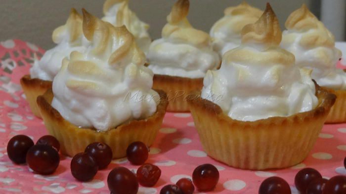 Клюквенные пирожные с меренгой