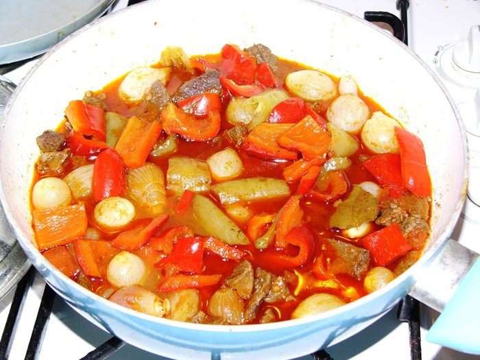 Мясо, тушеное с луком-шалотом