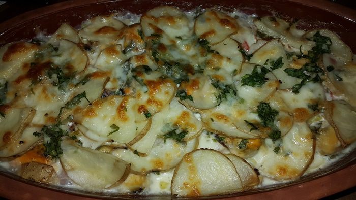 Молодой картофель с мидиями и луком-пореем, запеченный в сливках