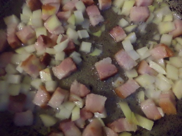 Запеченная фасоль с беконом и сардельками