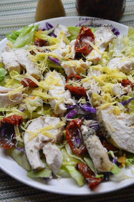 Салат с запеченной грудкой и вялеными томатами