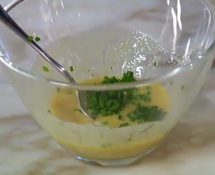 Запеченный порей с яйцами и шнитт-луком 