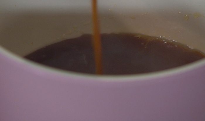 Кофейный десерт со взбитыми сливками и орехами пекан 