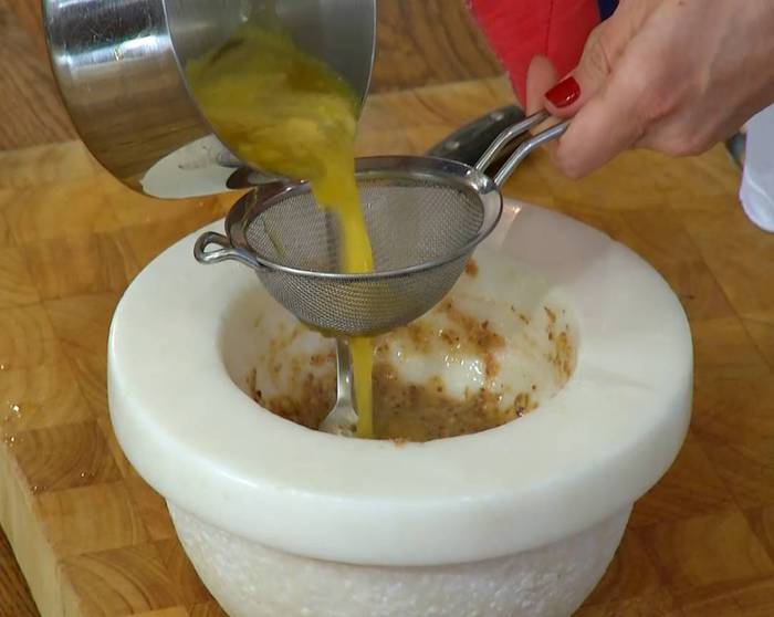 Салат со свеклой, анчоусами и грецкими орехами