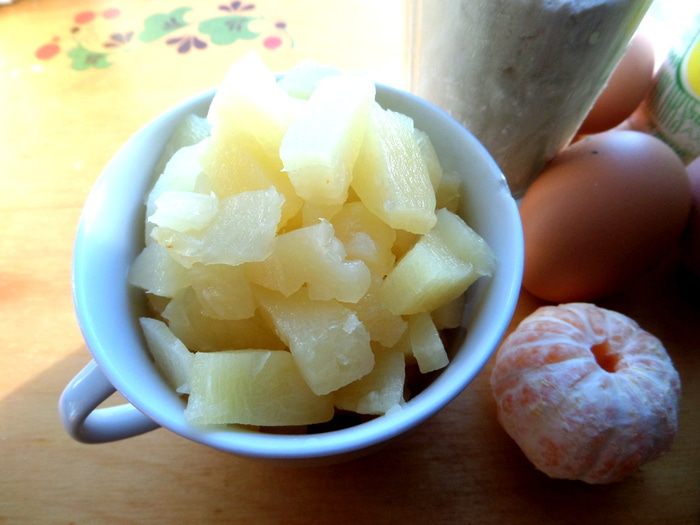 Шарлотка с ананасом и хурмой