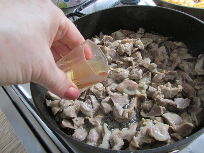 Паштет из куриных желудков с морковью и луком