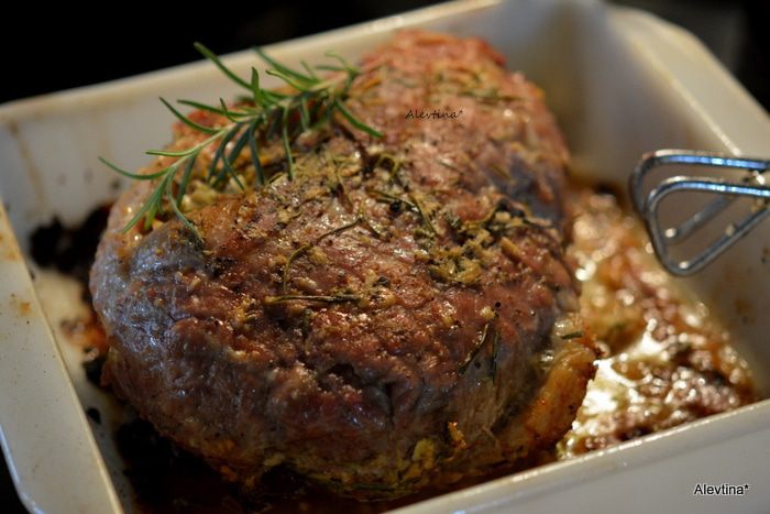Жаркое из свинины с чесноком и розмарином