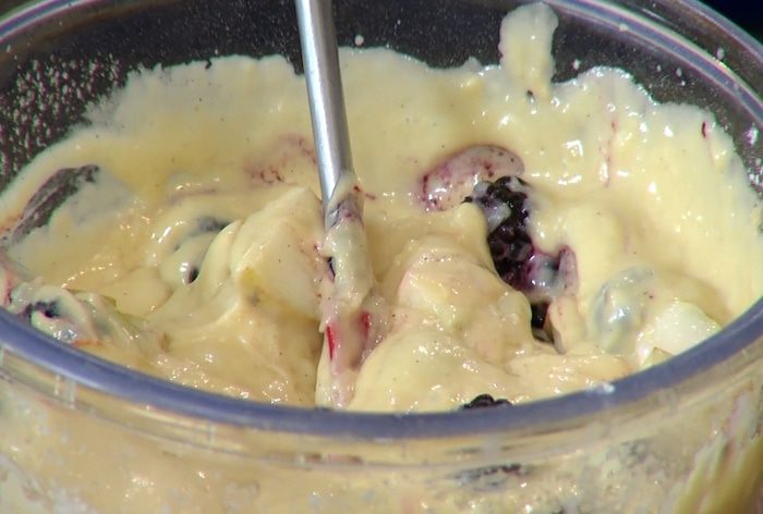 Хитрая грушевая шарлотка с ежевикой