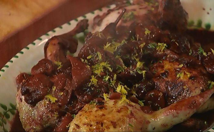 Перепелки, запеченные с вишней и курагой 