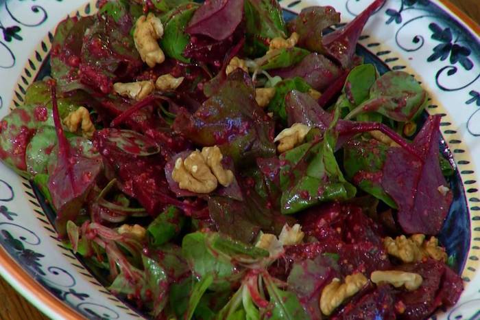 Салат со свеклой, анчоусами и грецкими орехами