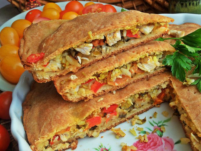 Закрытый пирог с рисом и курицей