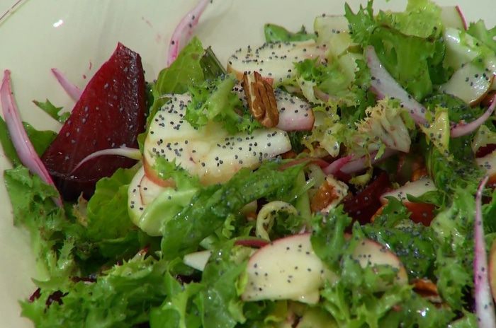 Салат со свеклой и орехами пекан