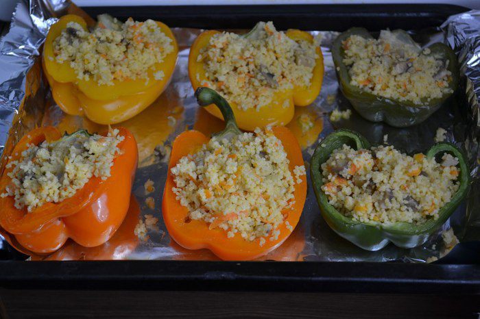 Перец, фаршированный кускусом и грибами