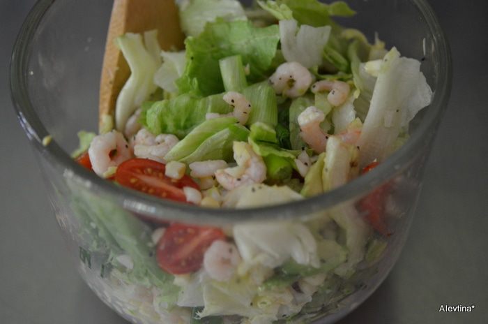 Салат с креветками и  кукурузой 