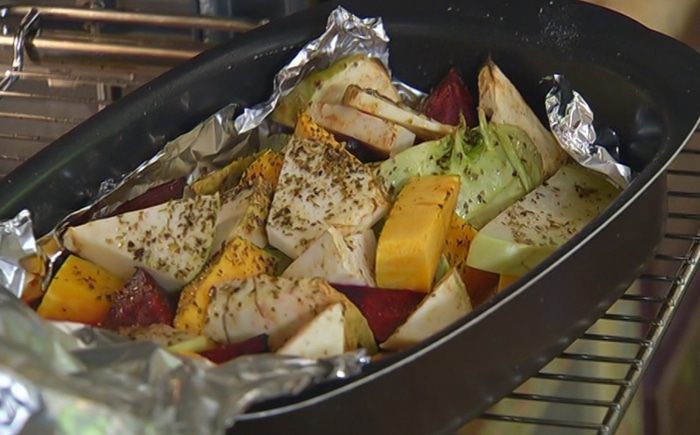 Салат с тыквой и свеклой на листьях цикория