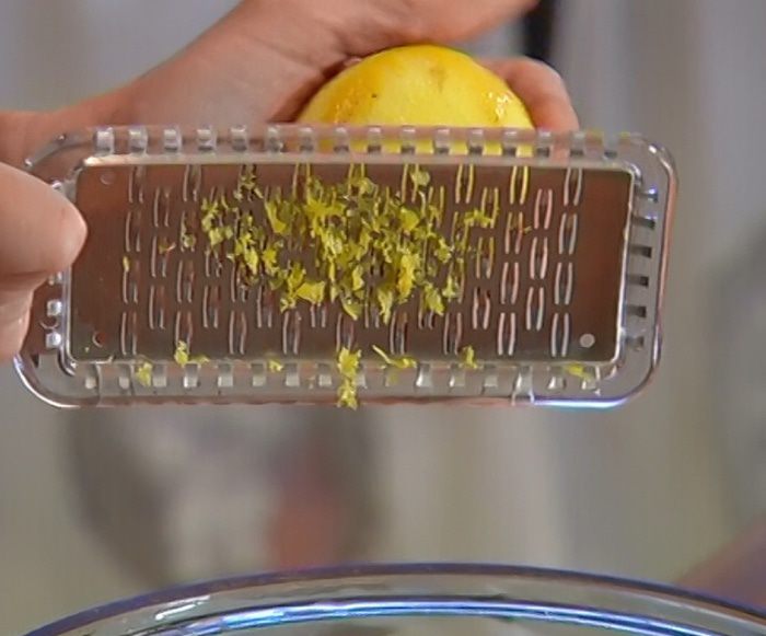 Лимонные сырники с соусом из маскарпоне 