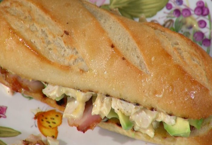 Мини-багет с курицей, авокадо и копченой грудинкой 