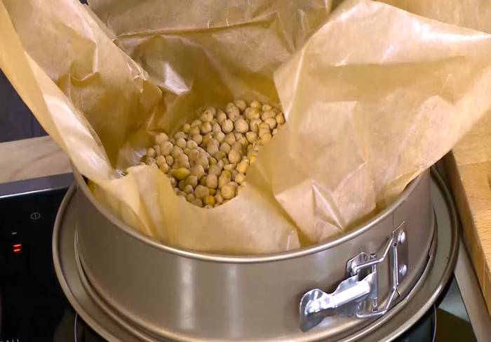 Тарт с малиной и кедровыми орешками 