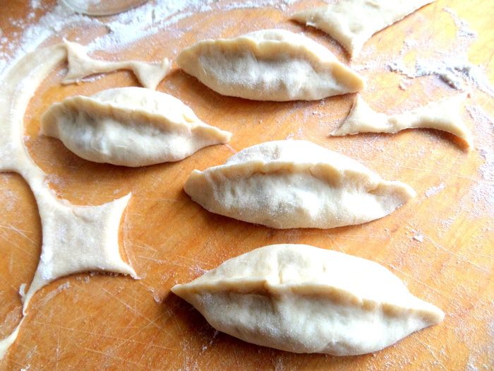 Мини-пирожки с капустой, сельдереем, шпинатом и сыром