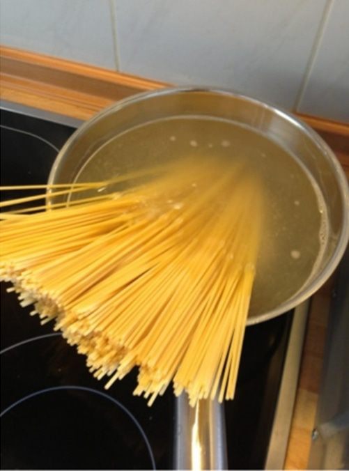 Спагетти с жареным беконом и сырно-яичным соусом 