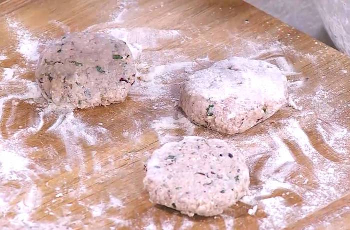 Мятные сырники с маслинами и сметанным соусом 