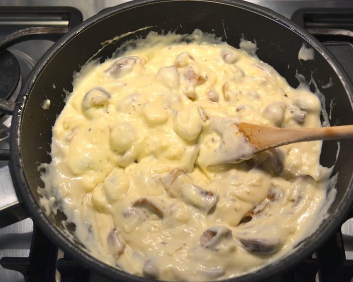 Ньокки-суфле под грибным соусом бешамель 
