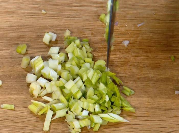 Бутерброд с ветчиной, квашеной капустой, яблоками и сыром 