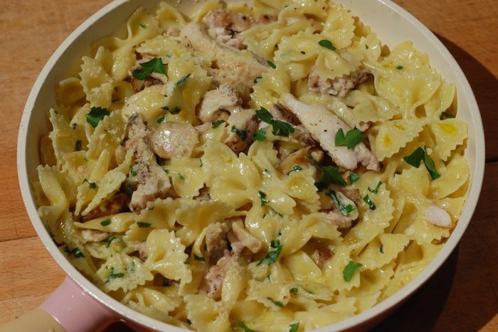 Паста с курицей и белыми грибами 