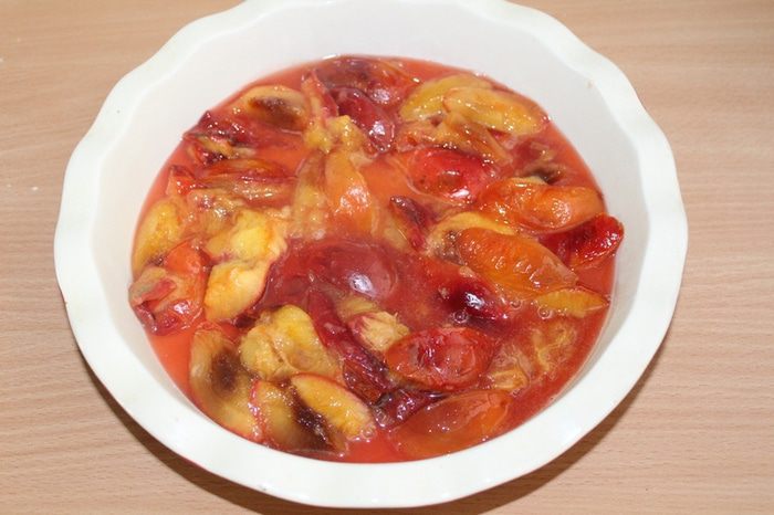 Пирог со сливой и спиральками с корицей