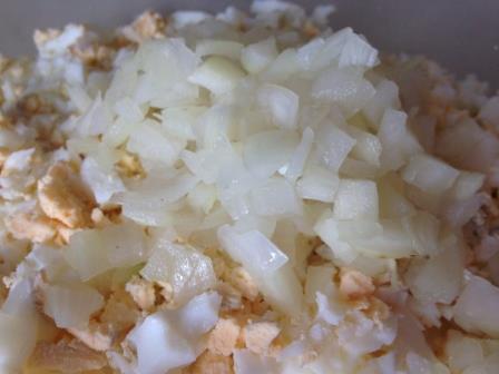 Салат с сардиной, рисом и яйцом