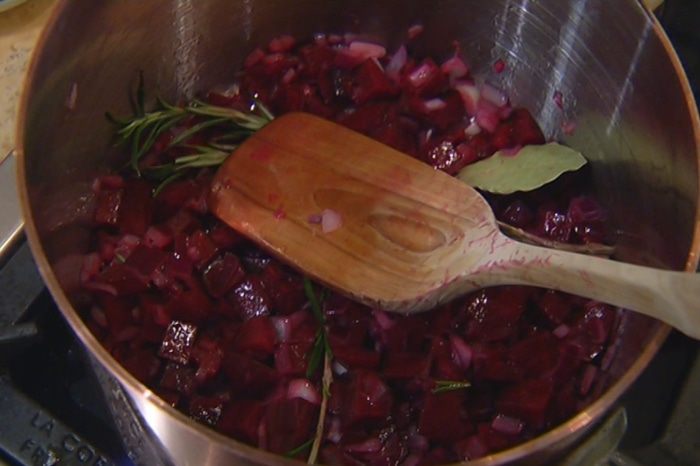 Томатный суп с чечевицей, свеклой и шпинатом