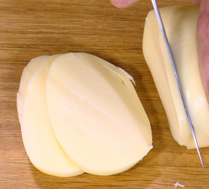 Бутерброды с курицей, моцареллой и красным песто 