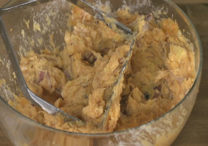 Картофельные оладьи и запеченный перец с сосисками 
