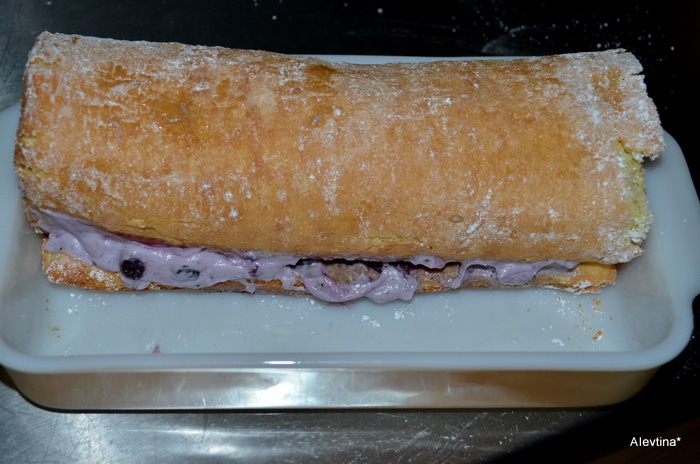 Рулет с голубикой