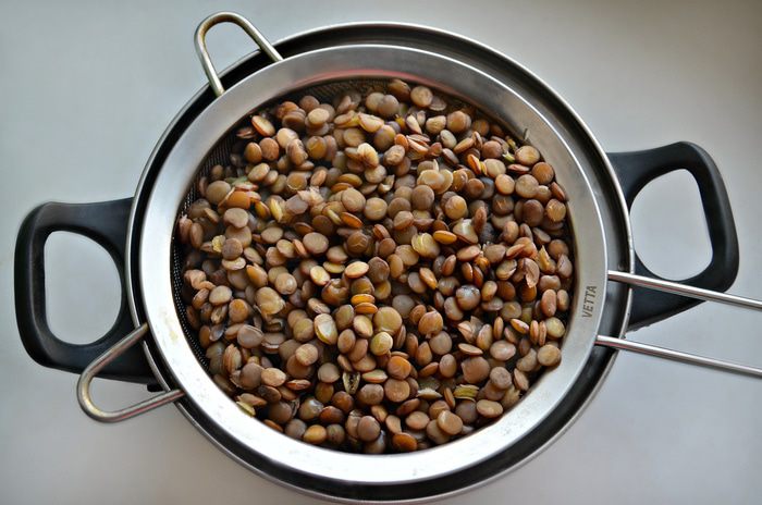 Салат с руколой, чечевицей и карамелизированной грушей