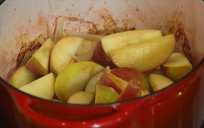 Кролик с яблоками, тушенный в вине