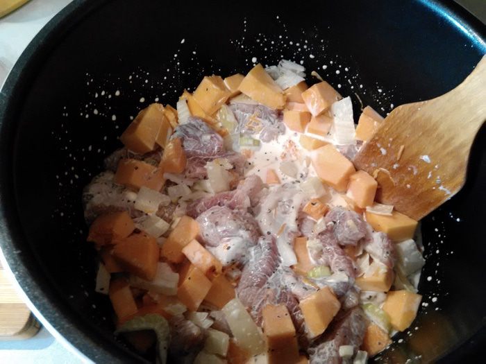 Свинина тушеная с тыквой