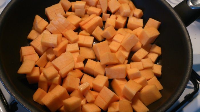 Пицца из ржаной муки с тыквенным соусом и хамоном