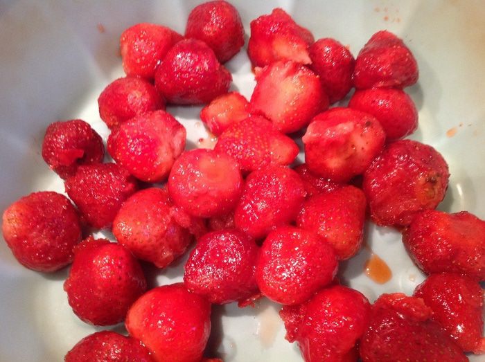 Медовый пирог с клубникой