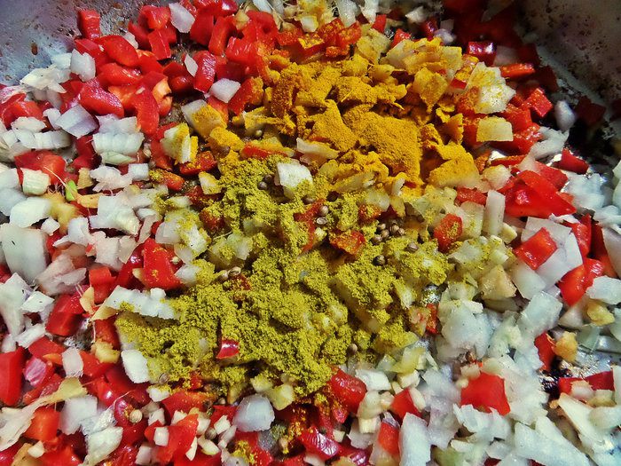 Карри с курицей и фасолью