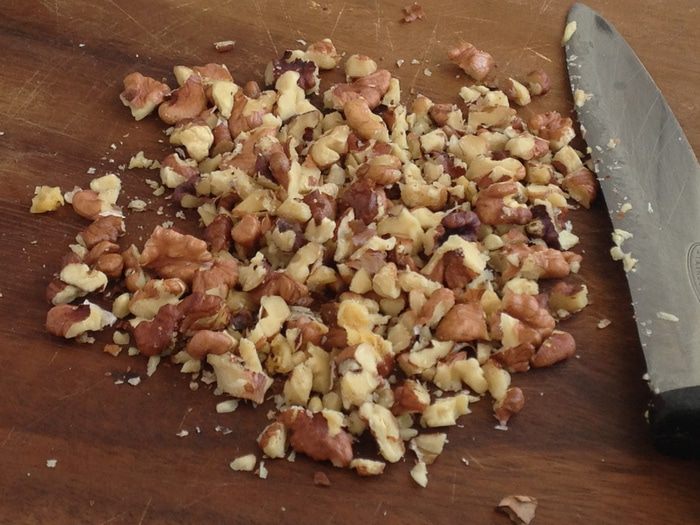 Груши, запеченные с моцареллой, орехами и розовым перцем